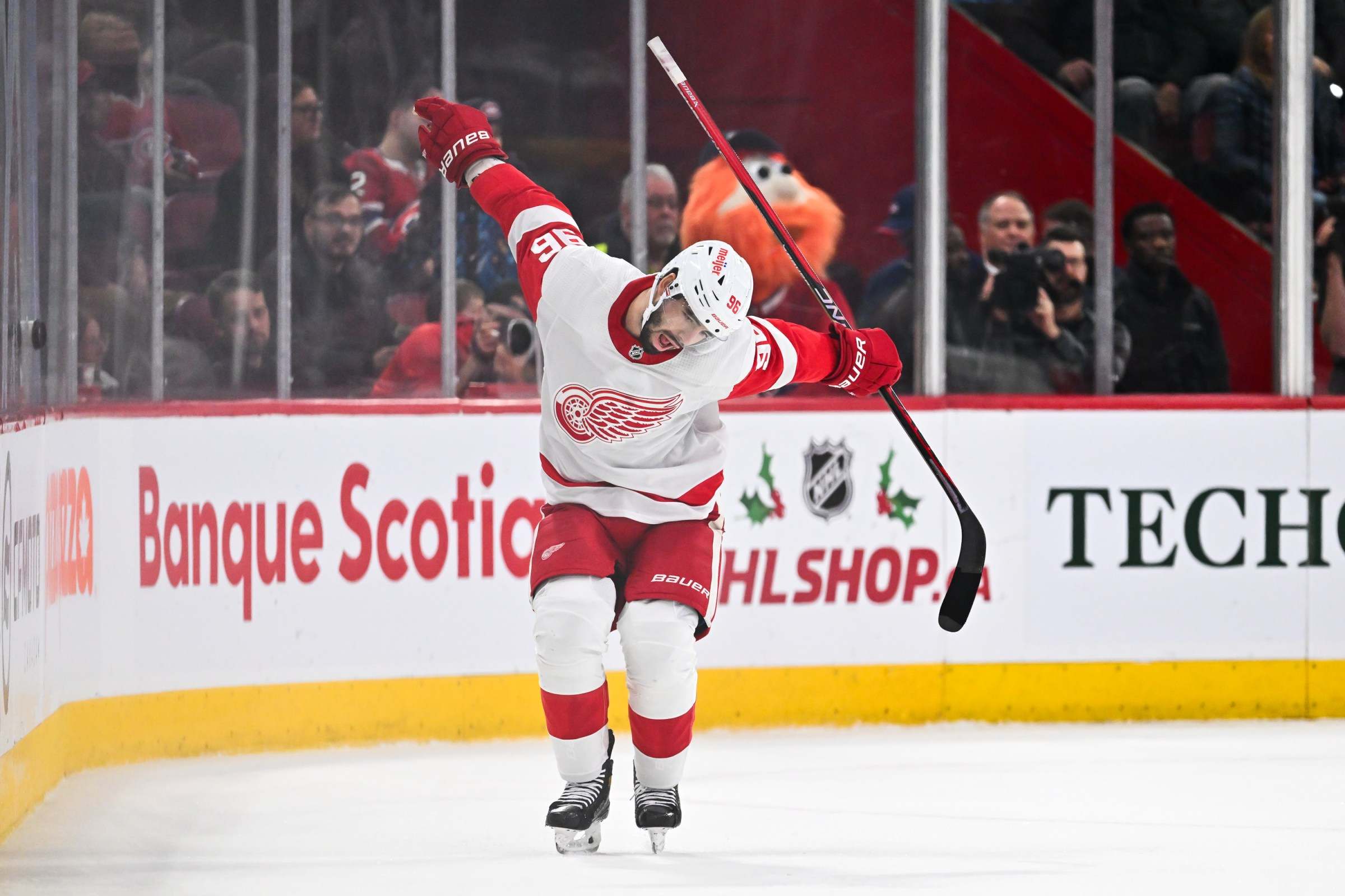 Pro hockey player hits the griddy after OT goal, shouts out Fortnite